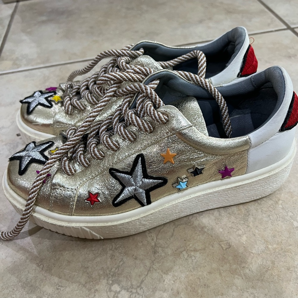WOMANS FASHION TENNIS SHOES